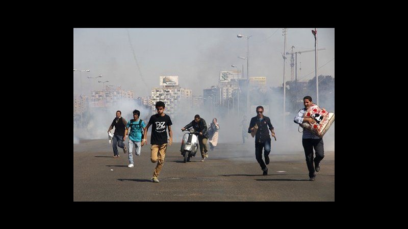 Egitto, polizia usa lacrimogeni su pro Morsi vicino università Al-Azhar