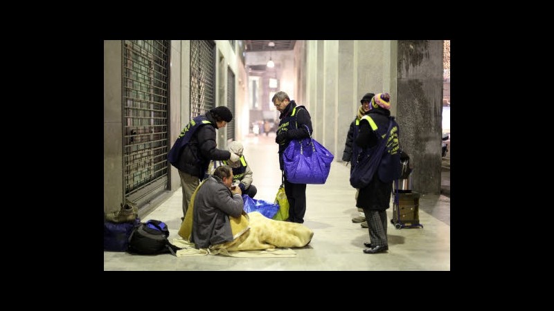 Milano, politici camerieri per un giorno servono a tavola i senzatetto