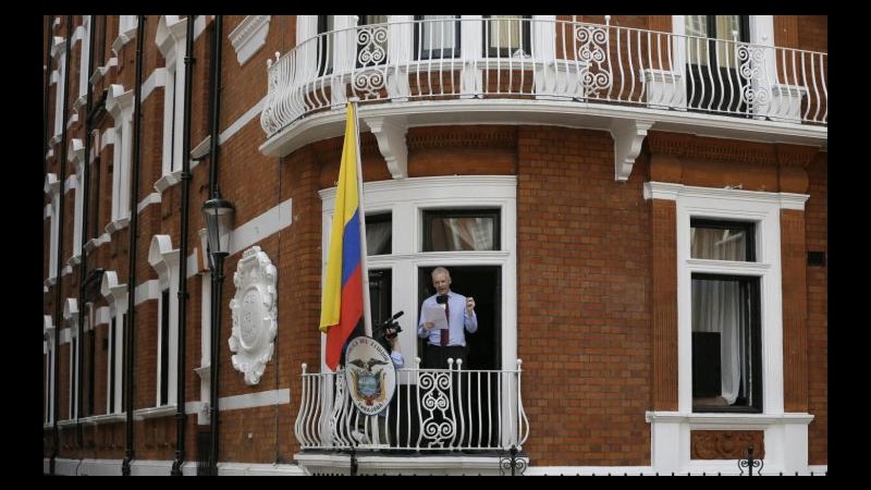 Assange fa appello a Obama: Basta caccia alle streghe