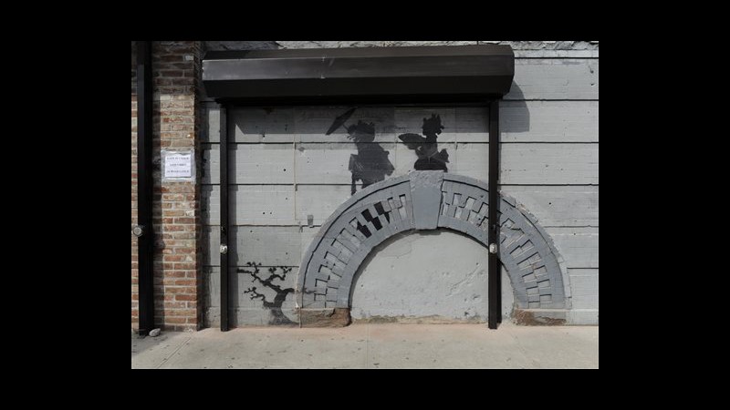 Usa, guardie e cancello per proteggere graffito Banksy a New York