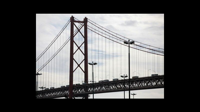 Portogallo, lavoratori su bus occupano ponte Lisbona contro austerity