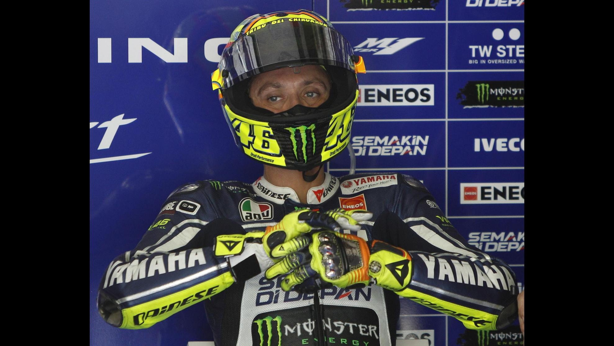 MotoGp, Rossi: Felice del 3° posto, domani lotterò per il podio. Lorenzo: Punto ad andare in fuga