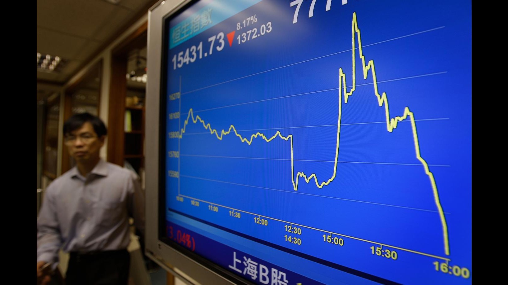 Borsa, apertura in lieve rialzo per lo spread che torna a 343