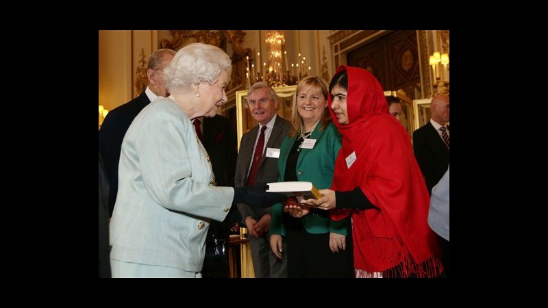 Malala vede regina Elisabetta a Buckingham Palace, le regala suo libro