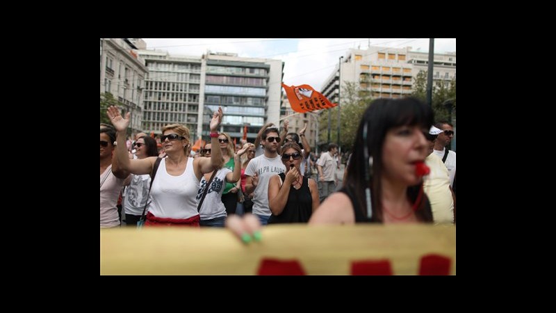 Grecia, lavoratori in marcia contro tagli, in corteo anche militari
