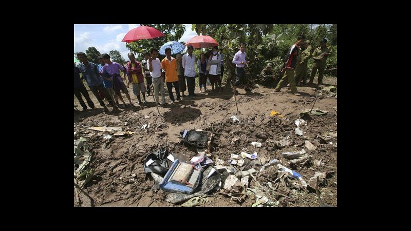 Laos, recuperati corpi 17 vittime di schianto aereo in fiume Mekong