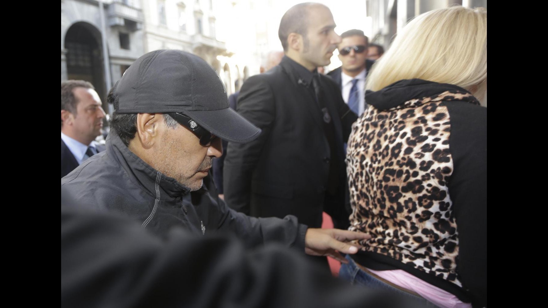 Diego Armando Maradona arriva a Milano con la fidanzata Rocio Oliva