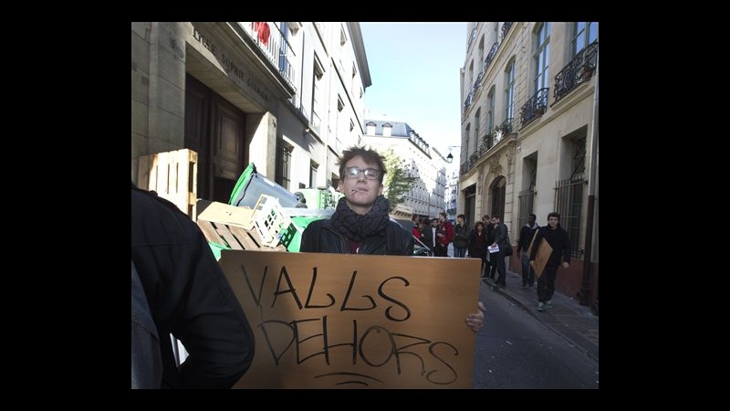 Francia, lacrimogeni contro studenti in proteste per espulsione 15enne