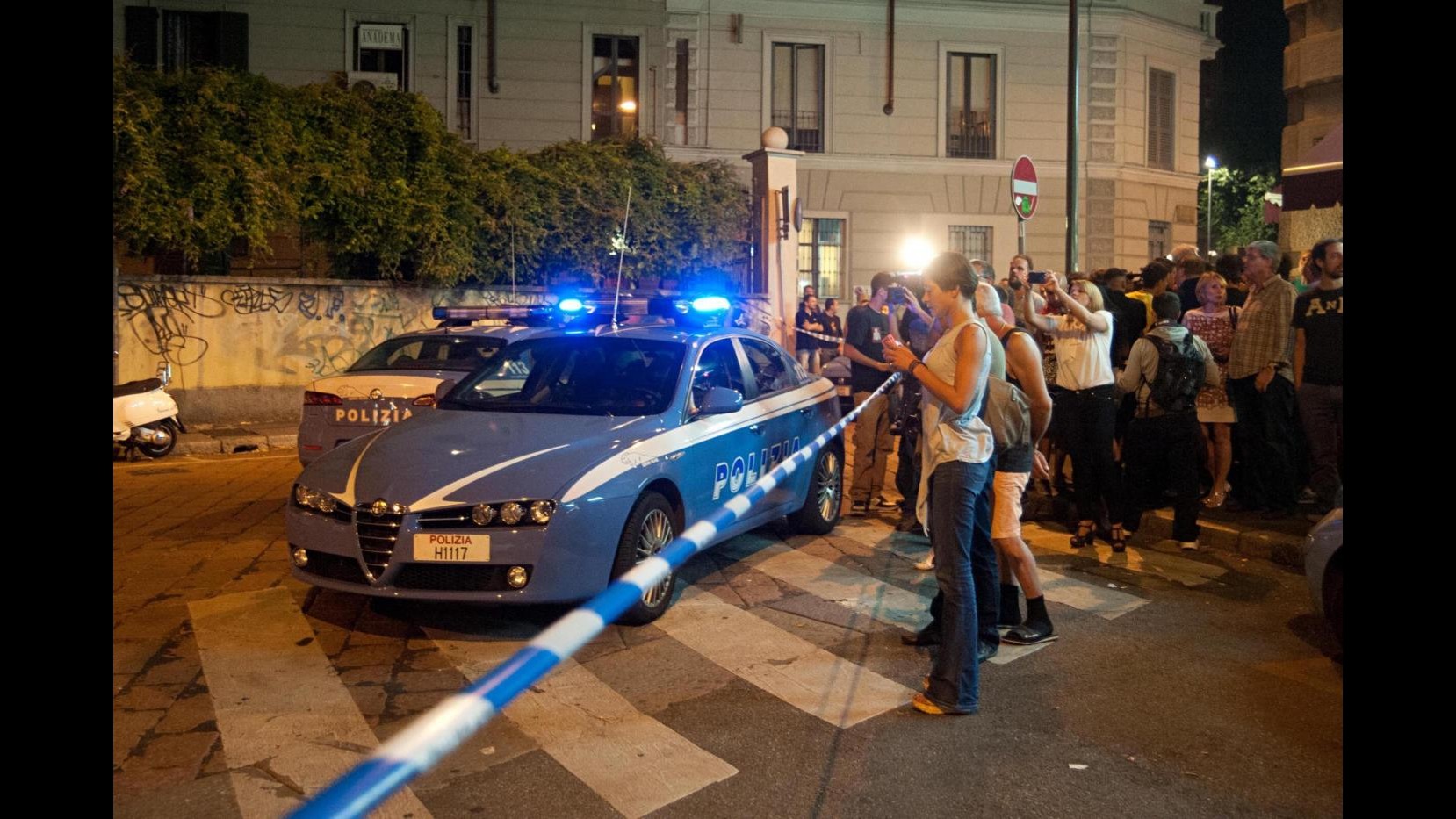 Sparatoria a Milano, donna colpita per prima, droga a casa