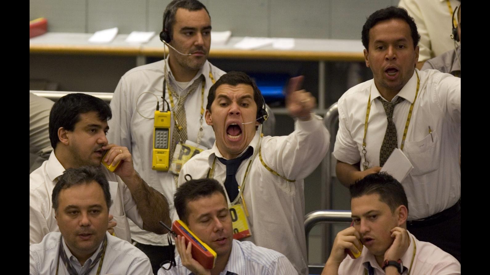 Borsa, Milano vira in positivo e lo spread torna vicino a 350