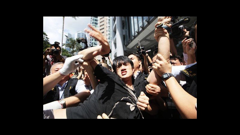 Hong Kong, funzionari tentano sgombero di campo Occupy sotto sede Hsbc