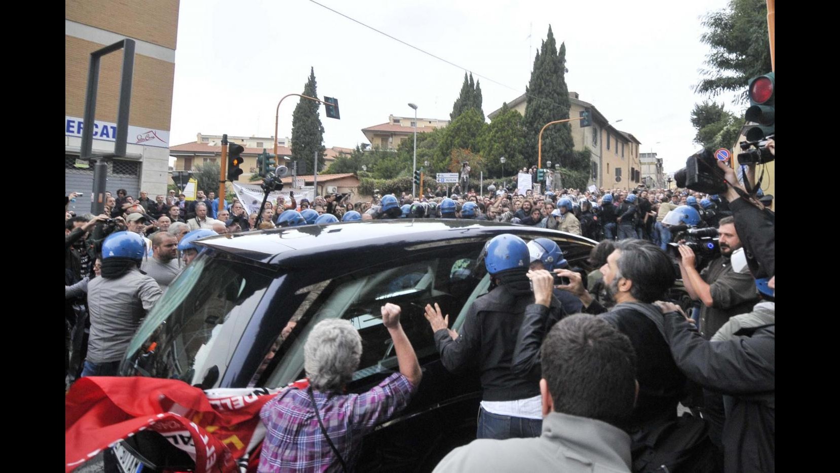 Alta tensione a funerali Priebke: stop a cerimonia e scontri