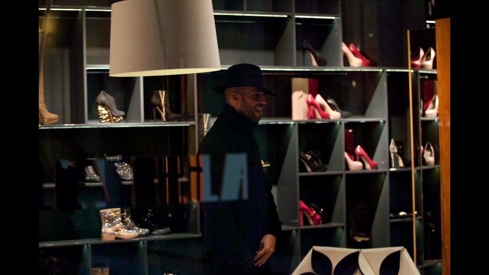 Jonathan Kashanian sceglie scarpe con brillantini a Milano