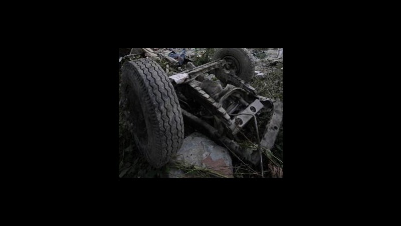 Nepal, bus esce di strada e finisce in un fiume: 27 morti