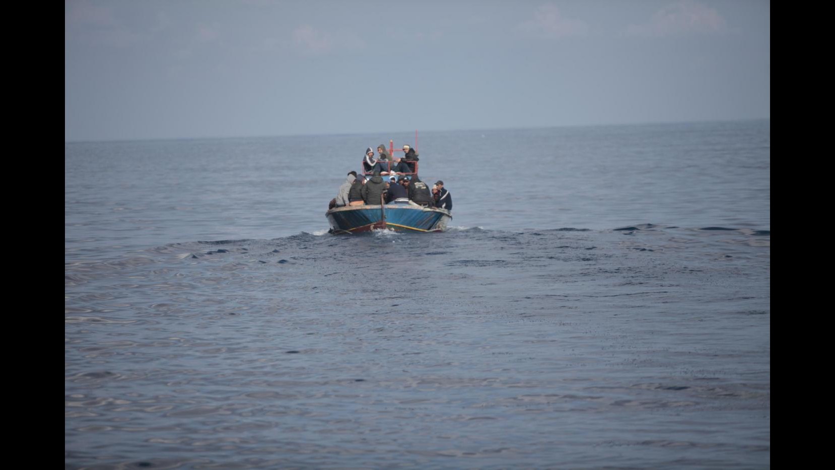 Sbarchi, soccorso barcone con 76 migranti al largo Porto Empedocle