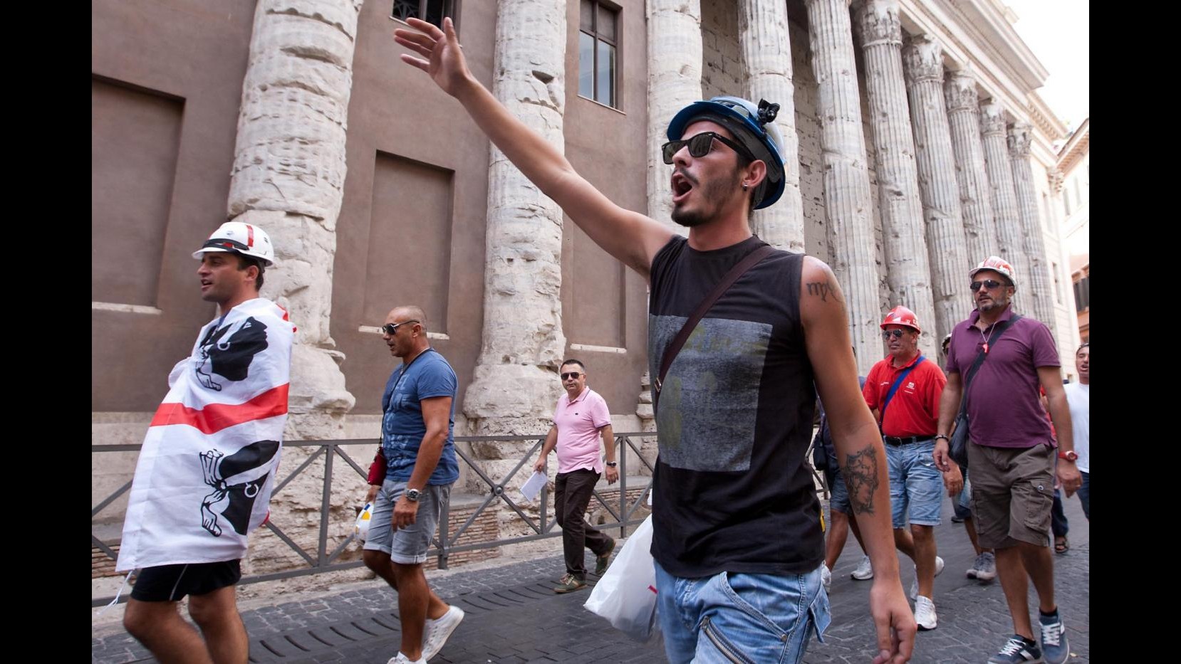 Alcoa, proteste tra cariche e trenini: una ventina i feriti