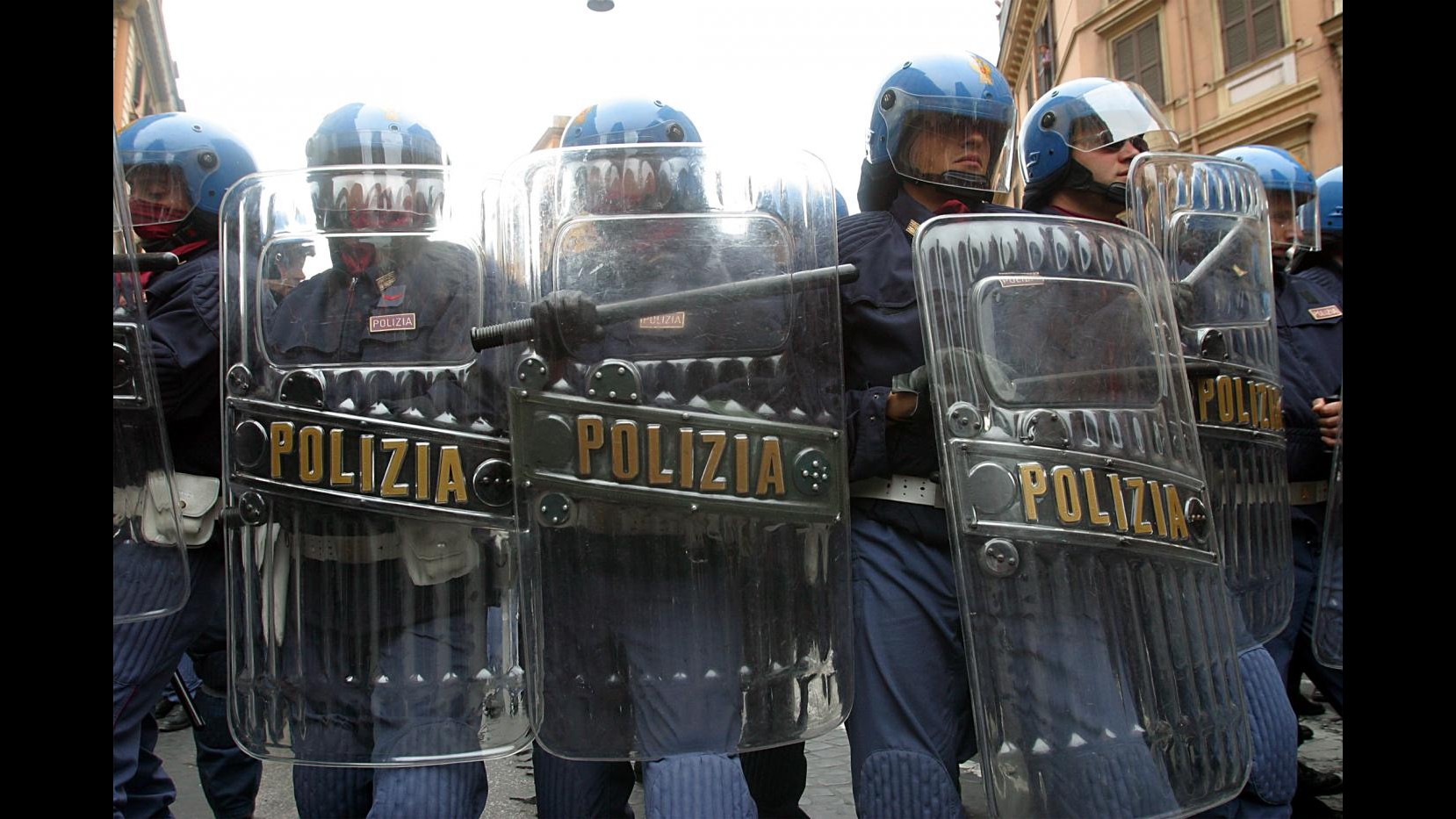 Napoli, scontri polizia-manifestanti in sede assessorato Ambiente