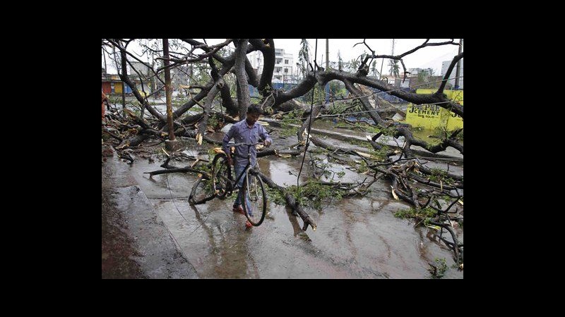 India, 23 le vittime di Phailin: arrivati a Calcutta naufraghi salvati