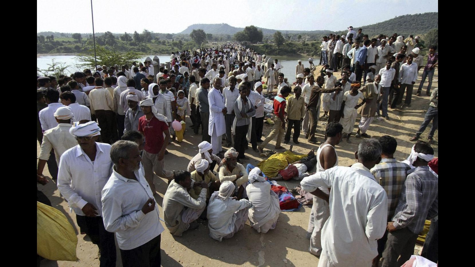 India, 109 morti in calca su ponte dopo falso allarme