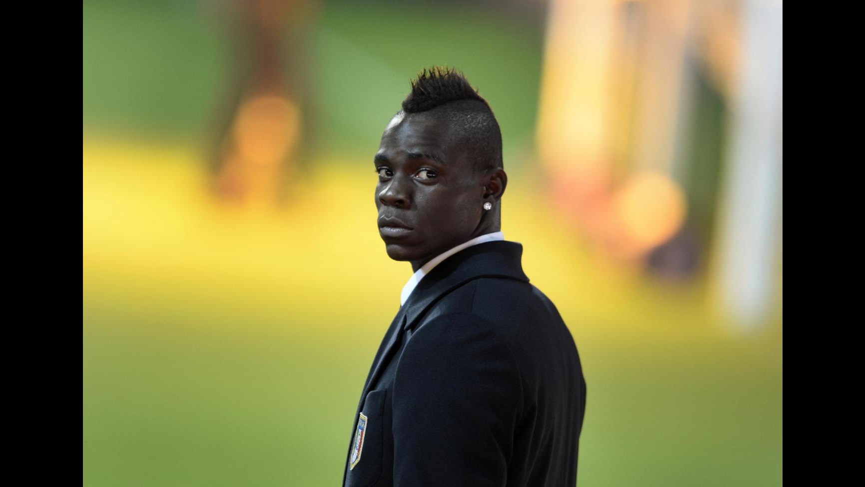 Balotelli ne combina un’altra: Supermario colpisce telecamera Sportmediaset