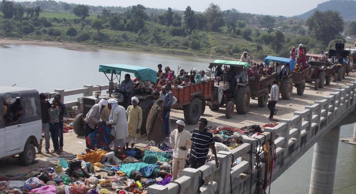 India, folla induisti in fuga da ponte: 64 morti e 100 feriti nella calca
