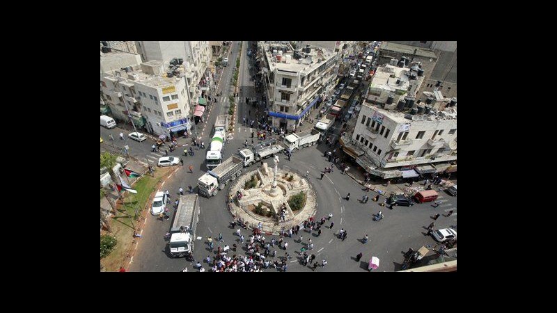 Cisgiordania, camionisti protestano a Ramallah contro aumento prezzi