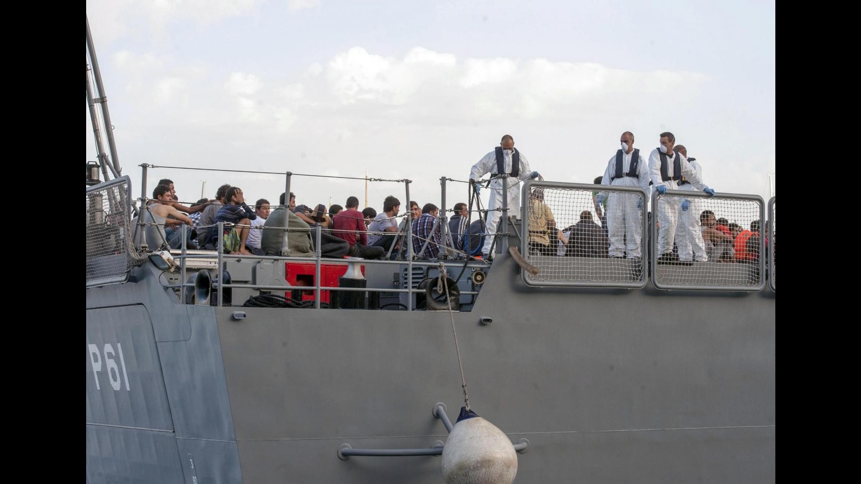 Sbarchi, Nave Libra arriva a Porto Empedocle: a bordo 235 naufraghi