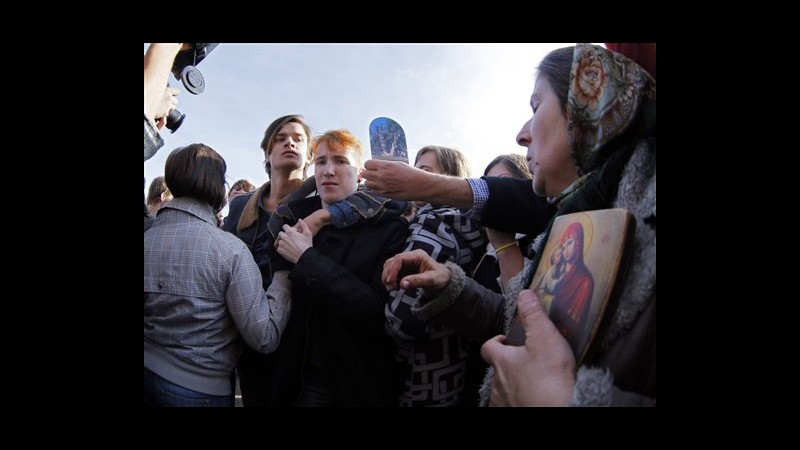 Russia, scontri a raduno pro diritti gay a San Pietroburgo: 67 arresti