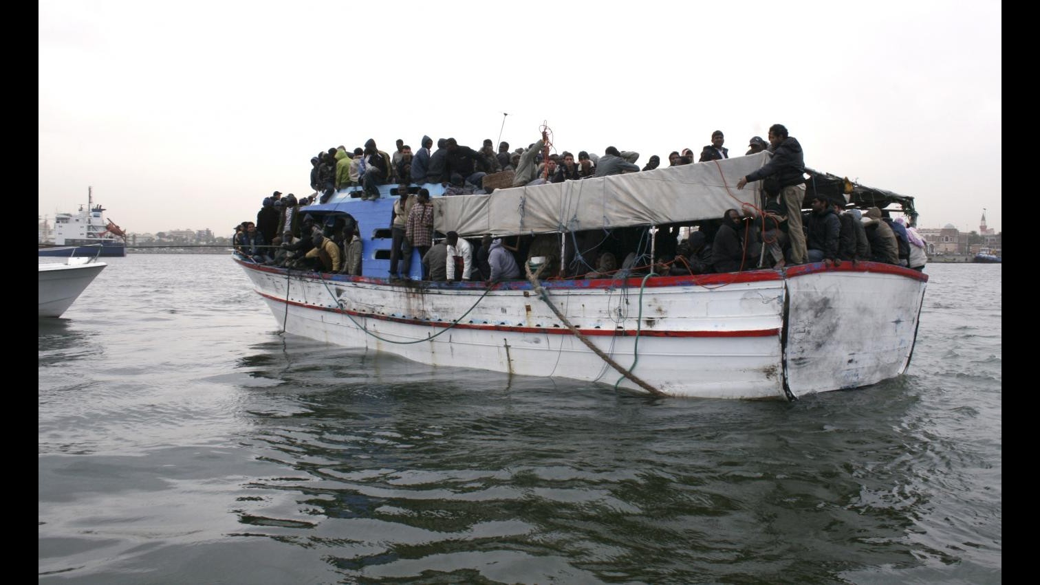 Egitto, nave migranti capovolta al largo di Alessandria: 12 morti