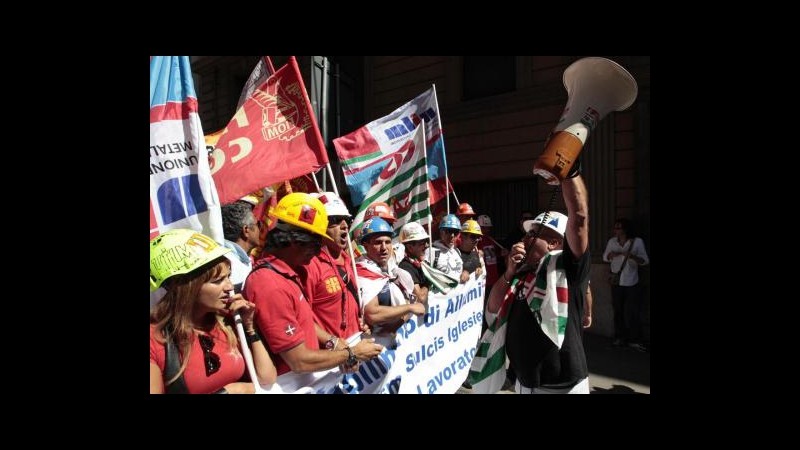 Alcoa, operai scedono da torre. Lunedì nuova protesta a Roma