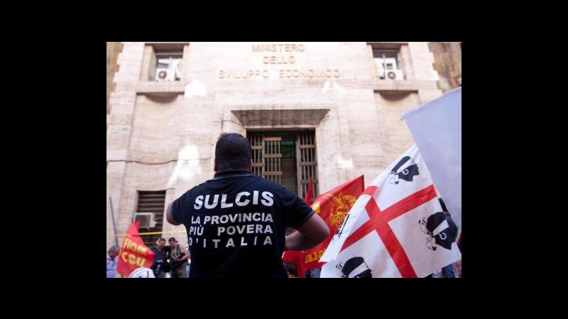 Alcoa, operai scendono dalla torre per problemi di salute