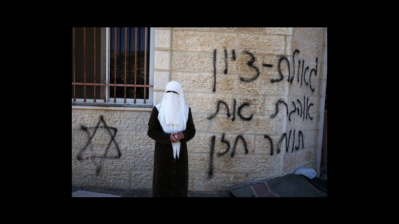 Cisgiordania, coloni ebrei deturpano moschea in villaggio palestinese