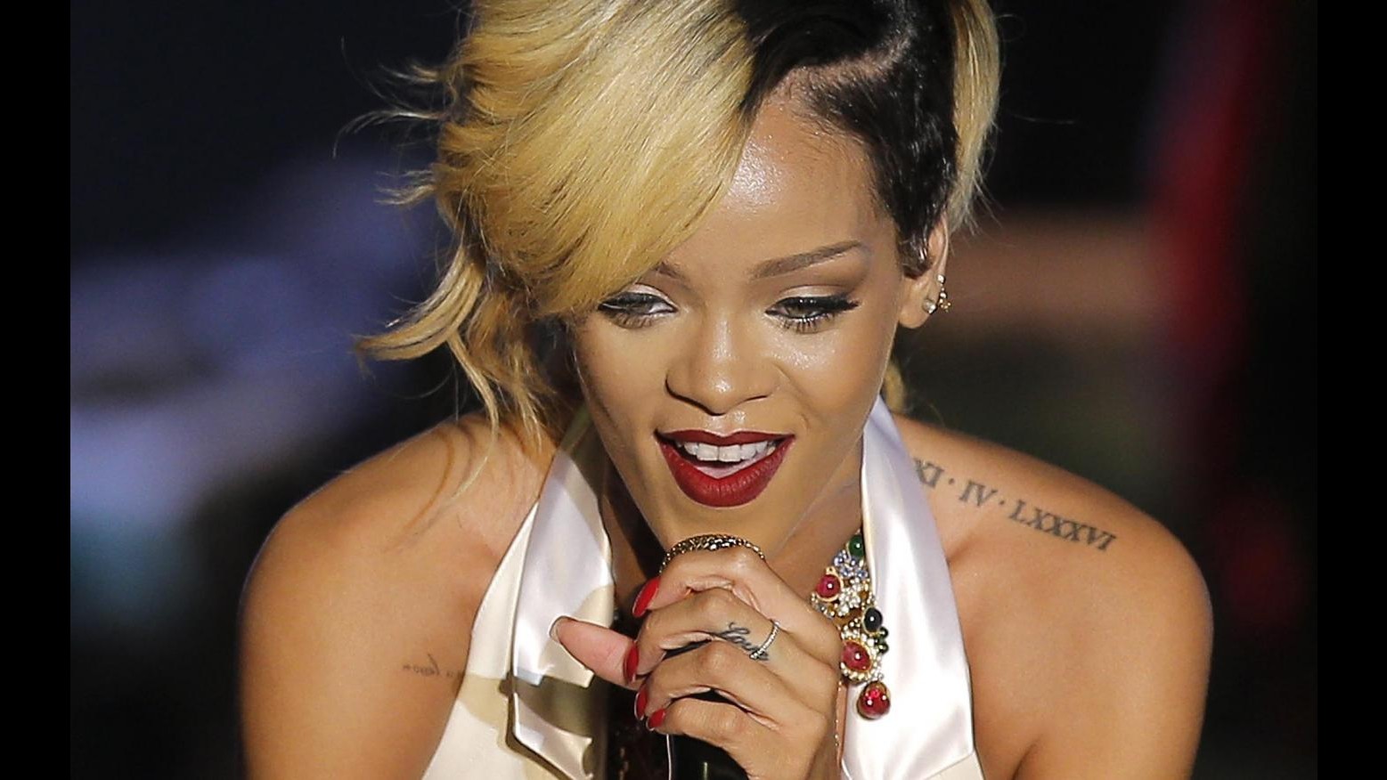 Rihanna, smorfie di dolore per nuovo tattoo maori con metodo Ta Moko