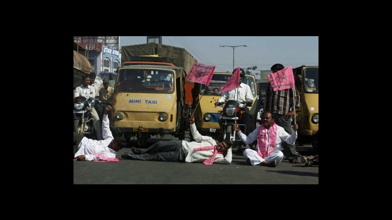 India, ancora proteste contro nuovo Stato Telangana: 6° giorno blackout