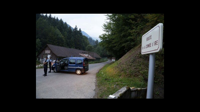 Francia, bimba 4 anni trovata viva sotto cadaveri in auto Alta Savoia