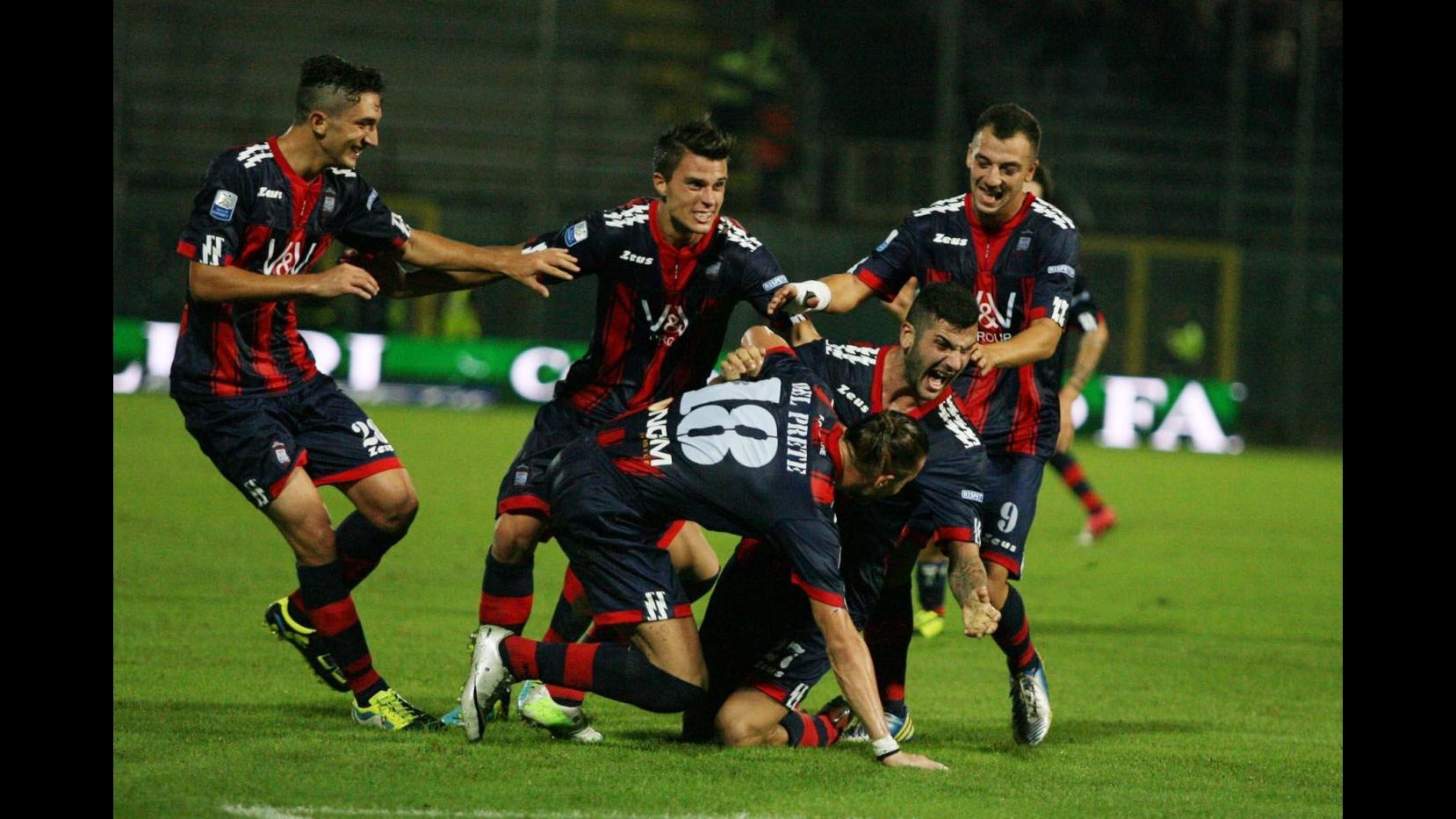 Serie B, Crotone-Reggina 2-0 nel posticipo: Ishak e Torromino decidono il derby allo Scida