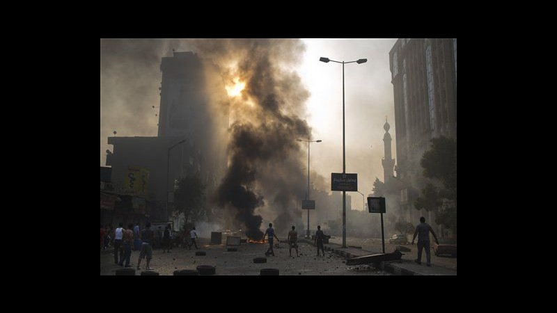 Egitto, tensione alta e nuovi attacchi. Islamisti domani in piazza