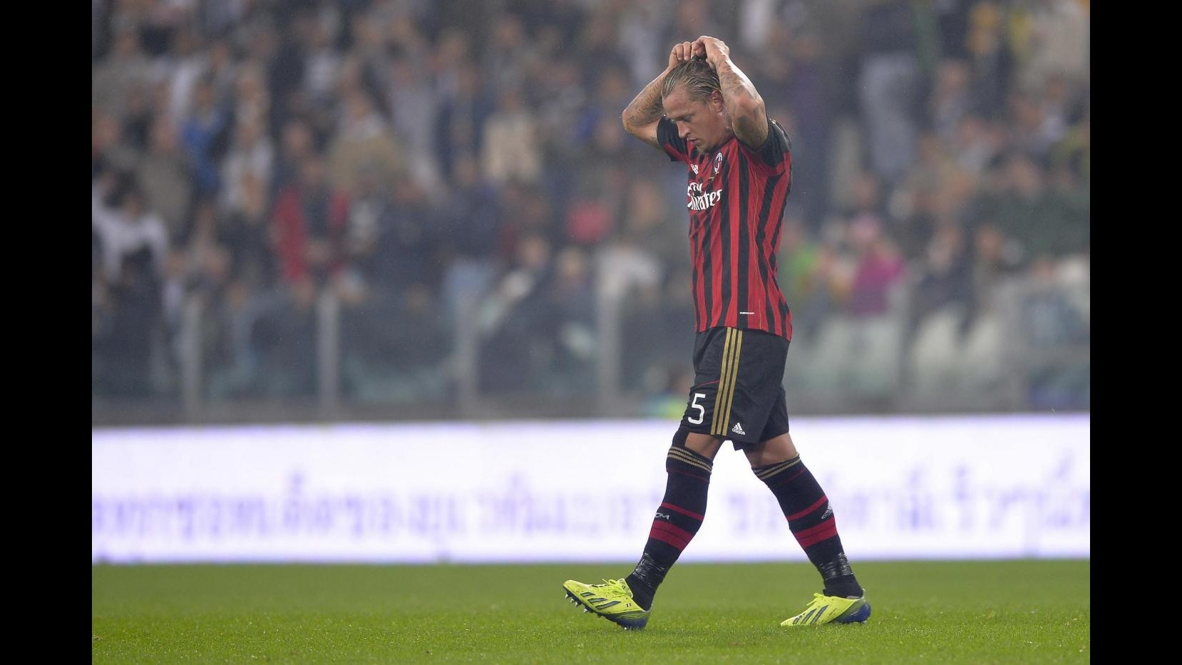 Serie A, Milan stangato: contro Udinese a porte chiuse, 4 turni a Mexes per il pugno a Chiellini