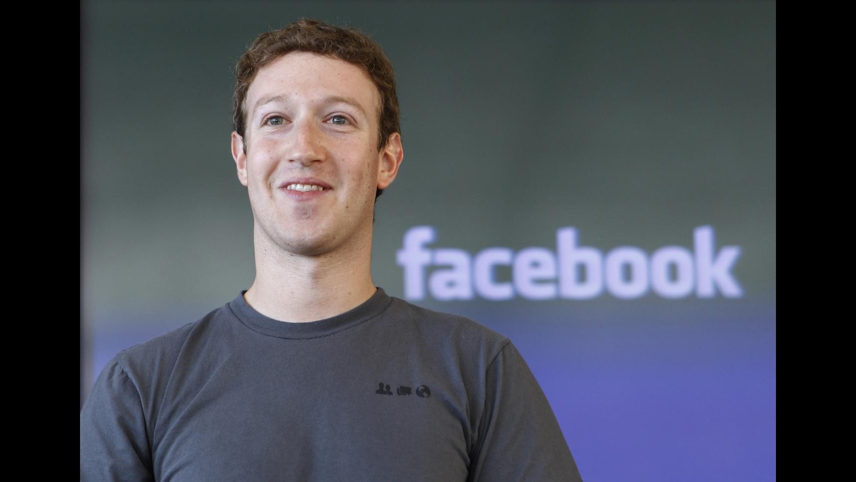 Crollano azioni Facebook ma Zuckerberg non le venderà per 12 mesi