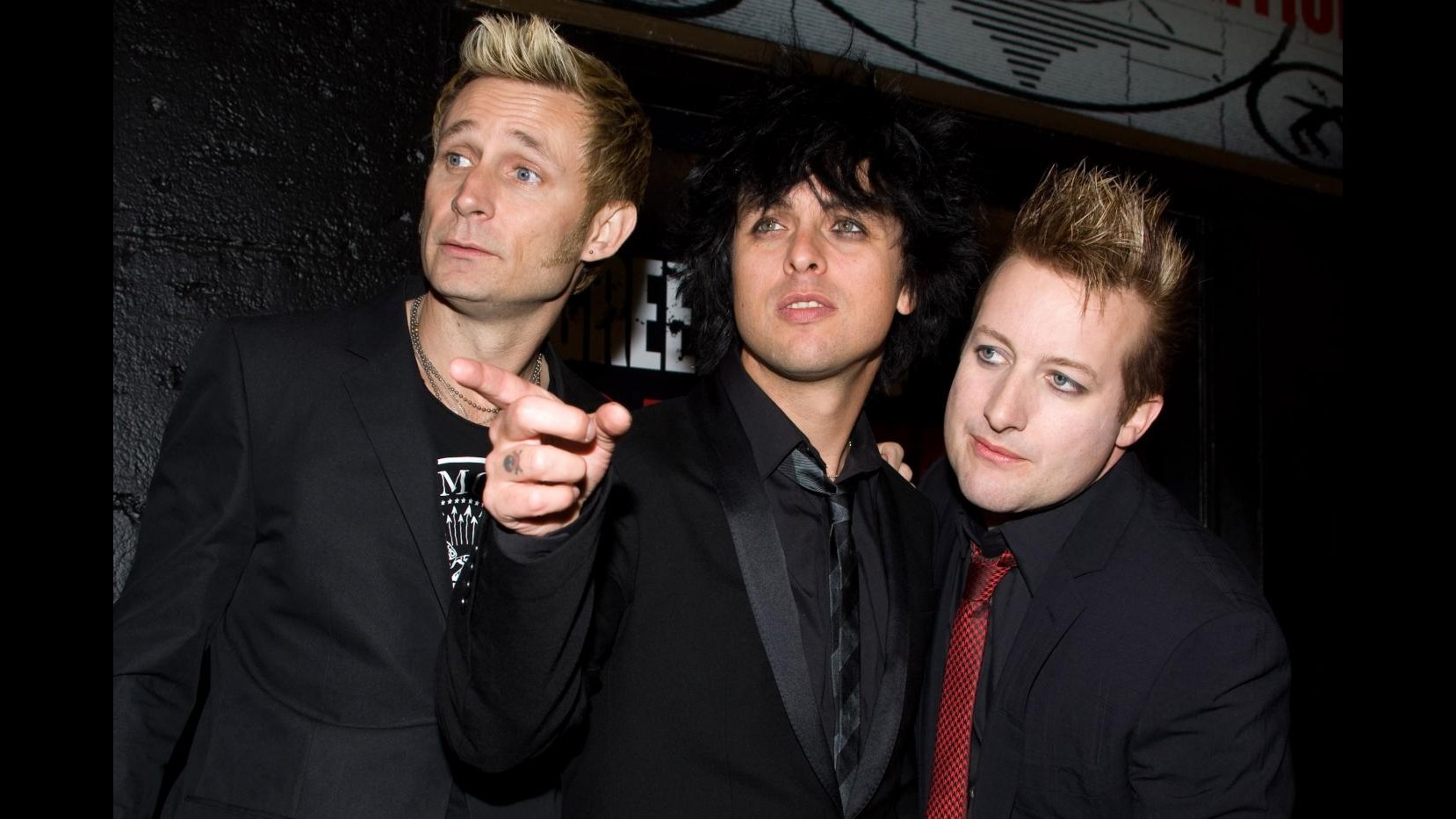 Cantante Green Day accusa malore a Bologna, annullato concerto