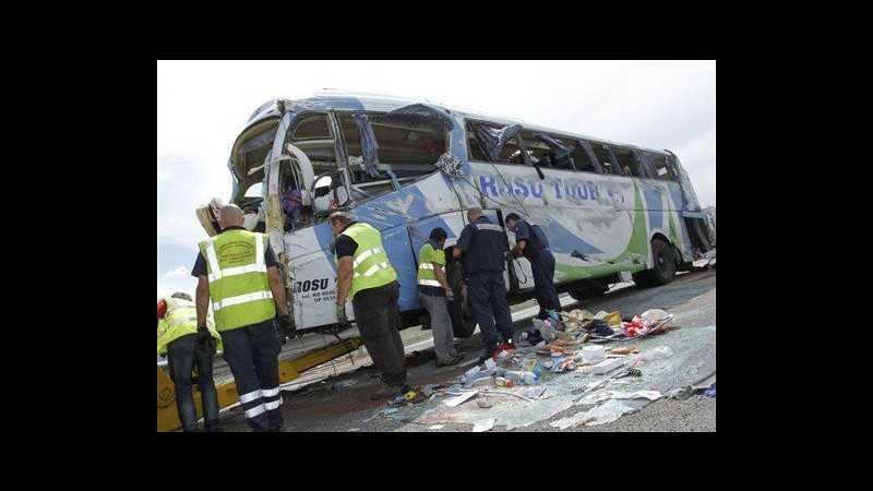 Francia, bus turisti si schianta in Provenza: morto un bimbo, 33 feriti