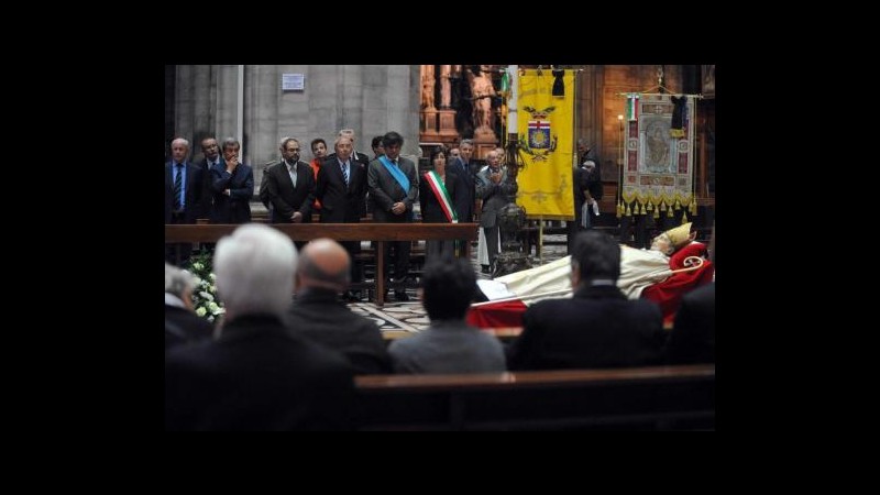 Folla in piazza Duomo per omaggio a cardinal Martini, oggi funerali