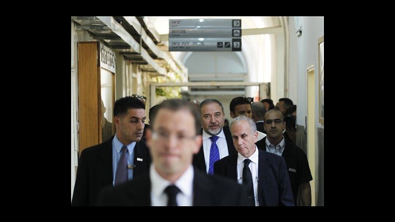 Israele, Lieberman prosciolto da accuse di frode e abuso fiducia