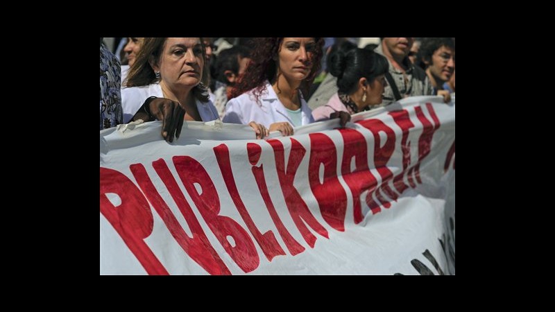 Spagna, protesta a Madrid contro riforma Sanità che colpisce migranti