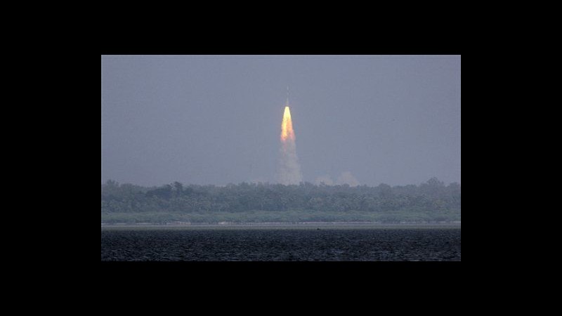 L’India lancia la sua prima sonda verso Marte
