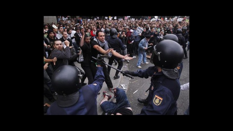 Spagna, indignados assediano Parlamento: 28 feriti e 22 arresti