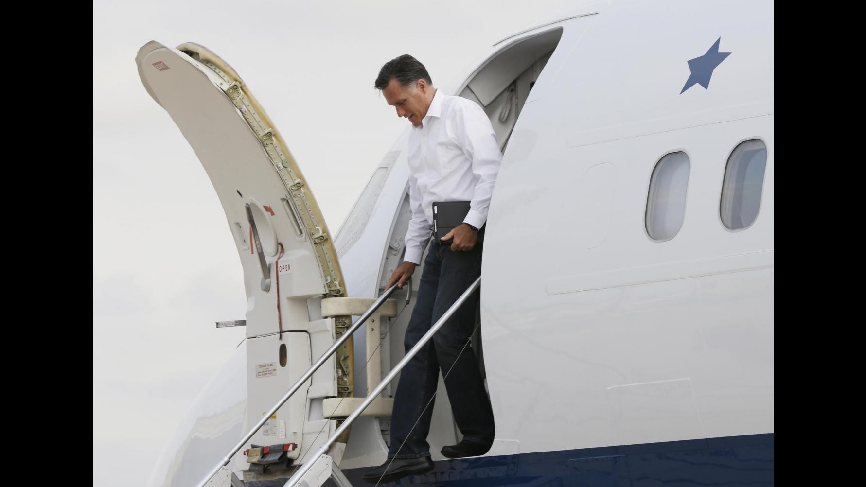 Usa 2012, gaffe di Romney: Perchè finestrini aerei non si aprono?