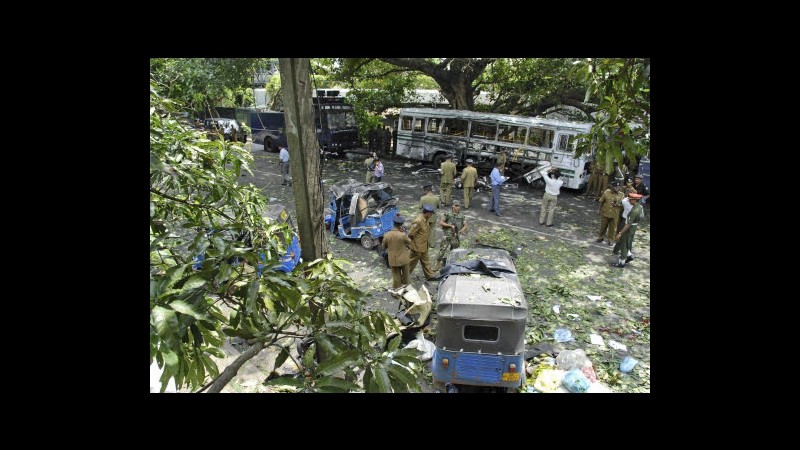 Sri Lanka, bus esce fuori strada e cade in scarpata: 10 morti