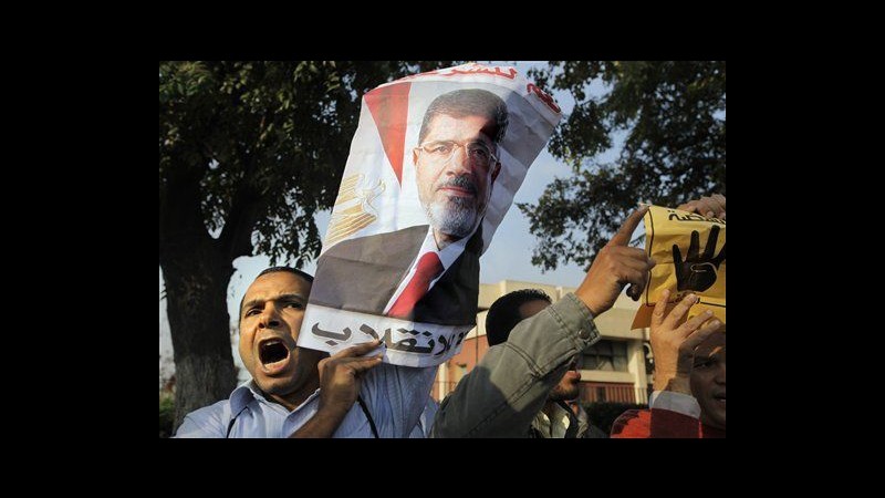 Egitto, al via processo a Morsi: lui in aula, tensioni in piazza