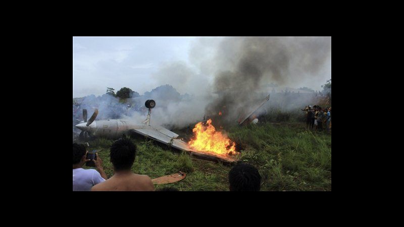 Bolivia, piccolo aereo esce di pista e prende fuoco: 8 morti